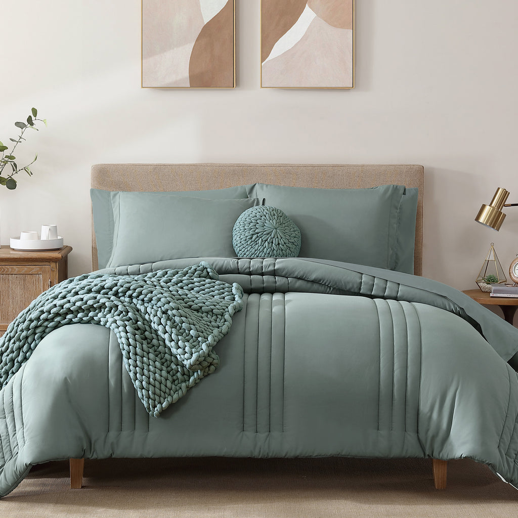 Amberspace 7-Piece Bed in a Bag Comforter Set with Sheets