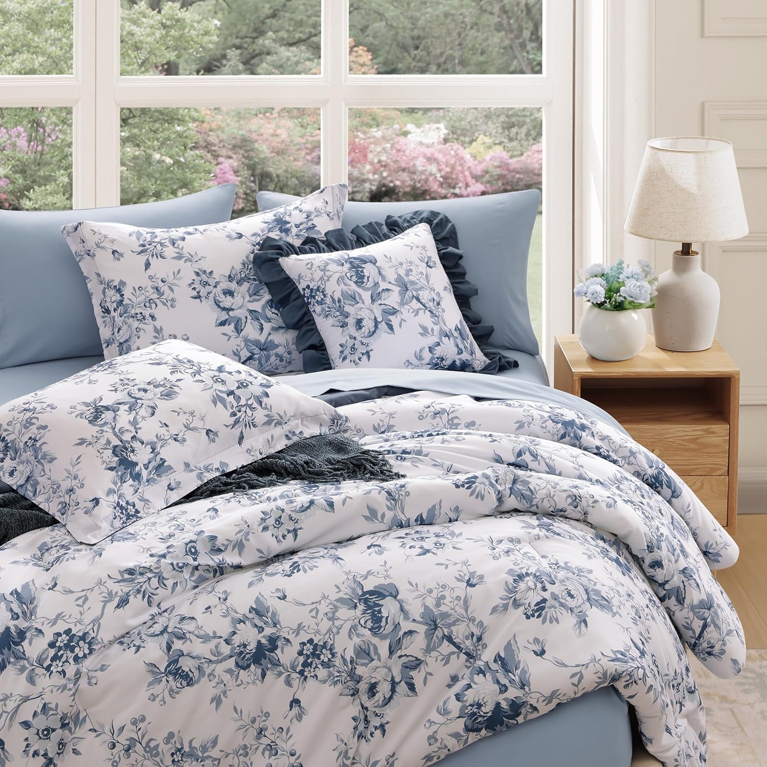 Amberspace Botanical Flowers Design 7-piece Bed in a Bag Comforter Set with Sheets