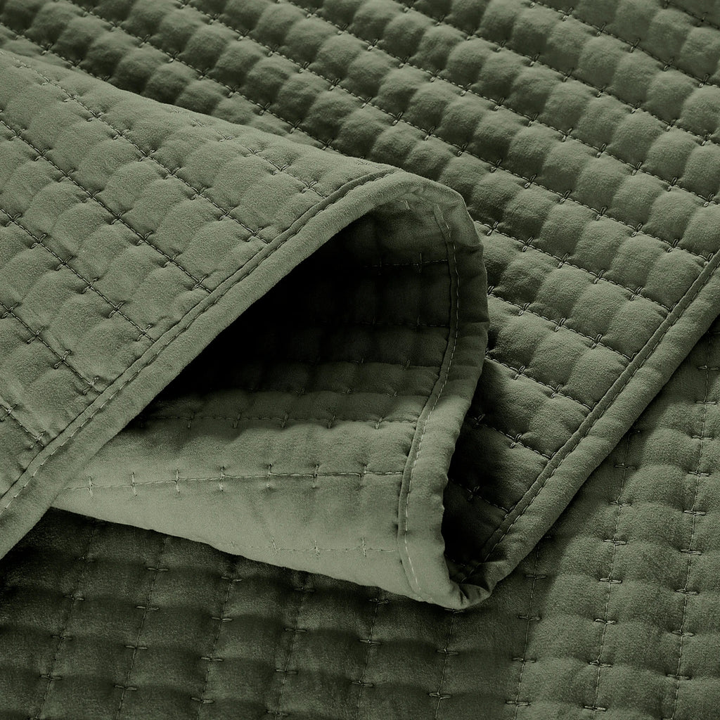Amberspace Lightweight 2/3-Piece Bed in a Bag Quilt Set with Pillow Shams