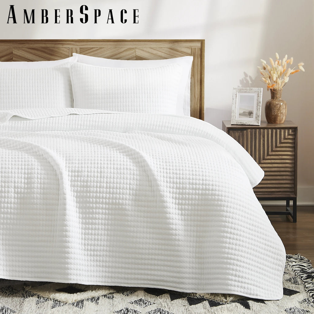 Amberspace Lightweight 2/3-Piece Bed in a Bag Quilt Set with Pillow Shams